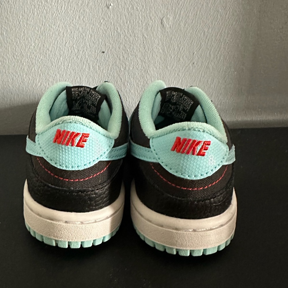 Nike - Picture 3 of 4